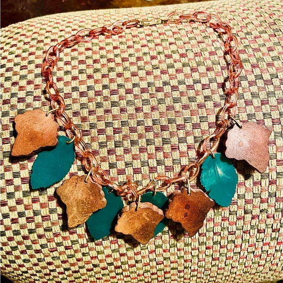 Vintage celluloid? Leaf necklace. Absolutely pristine. - Picture 9 of 9